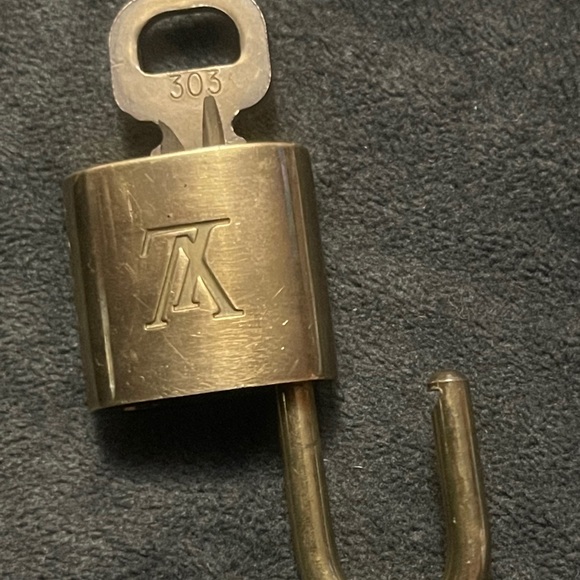 Authentic Louis Vuitton Lock and Key sets - Picture 6 of 11